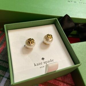 NWT! ♠️ kate spade earrings. Golden pearl studs with golden clover, in gift box!